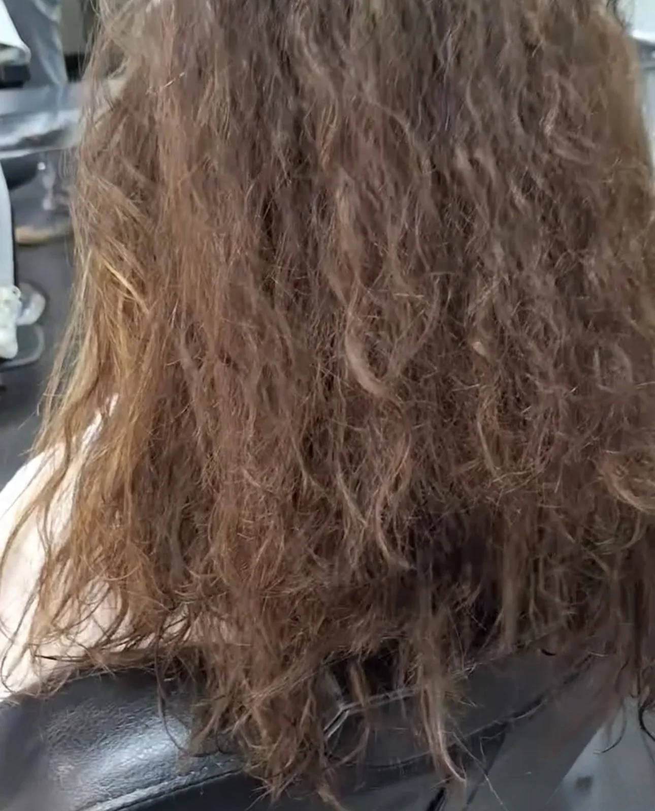 Pelo muy rizado y encrespado antes del tratamiento de keratina brasileña